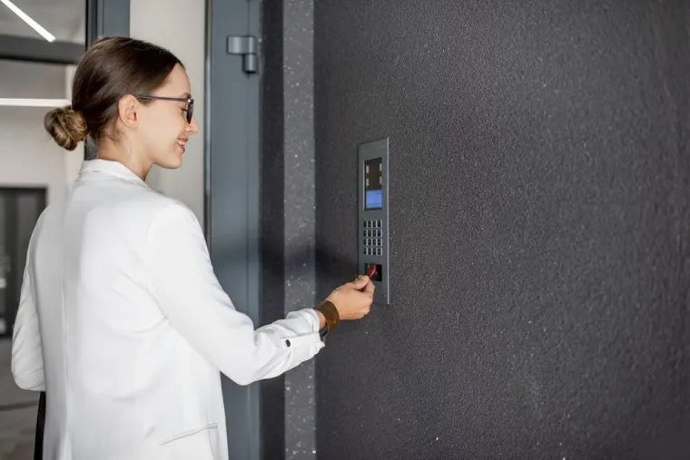 Installer un interphone pour un immeuble collectif qui vient d'être construit, Toulon, GMC HABITAT