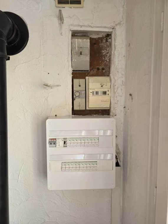 Remise en état d'un coffret électrique à Toulon, Toulon, GMC HABITAT