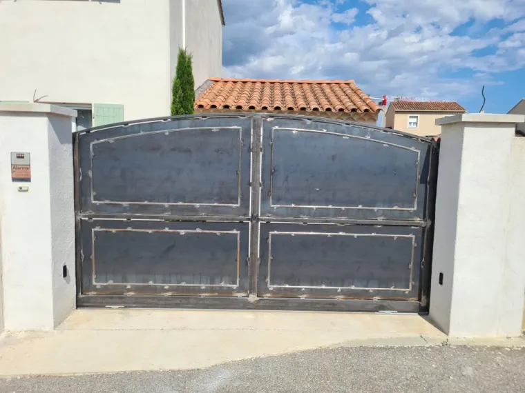 GMC HABITAT est intervenu pour réaliser l'installation d'un portail coulissant en fer forgé ainsi que la motorisation a LA MOUTONNE, Toulon, GMC HABITAT