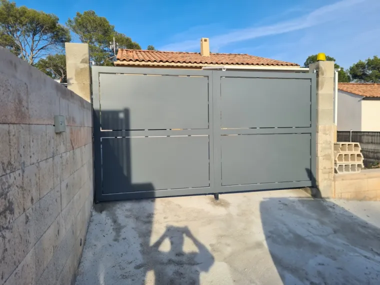 GMC HABITAT est intervenu pour réaliser l'installation d'un portail battant en acier avec la motorisation a PIERREFEU, Toulon, GMC HABITAT