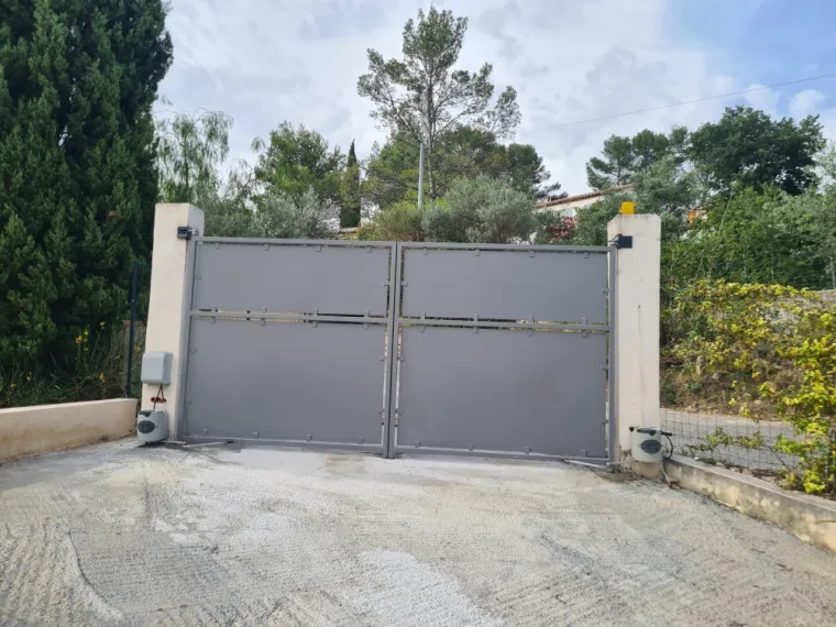 GMC HABITAT est intervenu pour réaliser le déplacement et le réalignement d'un portail battant à SOLLIES TOUCAS, Toulon, GMC HABITAT