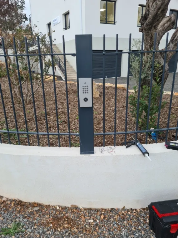 GMC HABITAT est intervenu pour réaliser l'installation d'un digicode pour l'ouverture du portail coulissant à CARNOULES, Toulon, GMC HABITAT