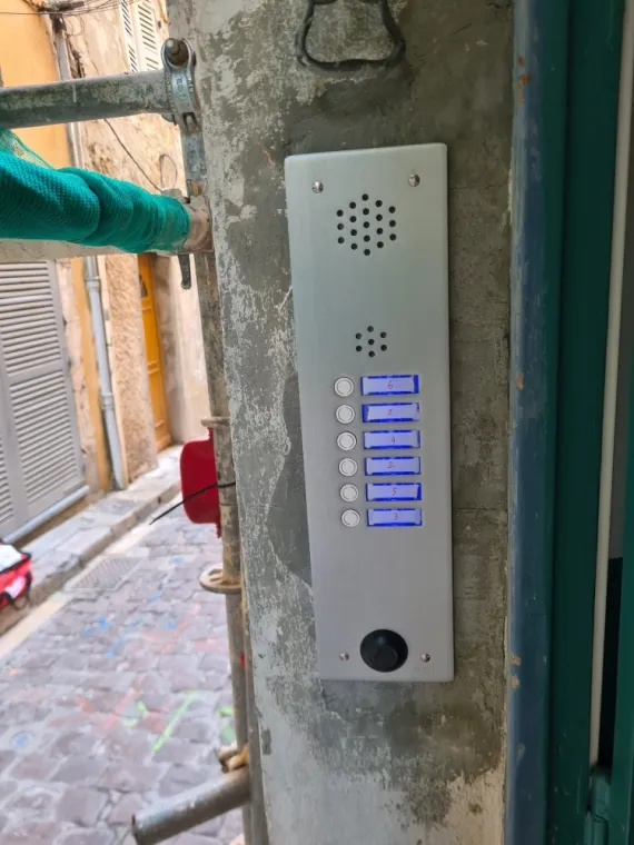 GMC Habitat a effectué une installation d'un interphone pour un immeuble à HYERES, Toulon, GMC HABITAT