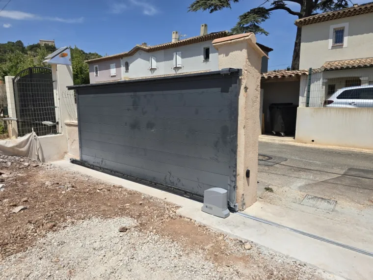 GMC HABITAT est intervenu pour réaliser l'installation d'un portail coulissant alu à CUERS, Toulon, GMC HABITAT