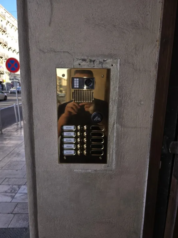 GMC Habitat a effectué une installation d'un interphone AUDIO/VIDEO MIXTE pour un immeuble à TOULON, Toulon, GMC HABITAT