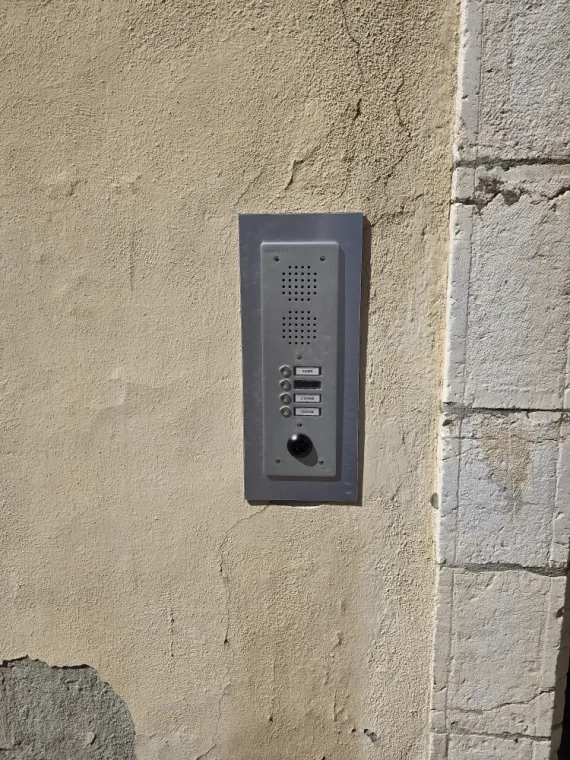 GMC Habitat a effectué une installation d'un interphone pour un immeuble à TOULON, Toulon, GMC HABITAT