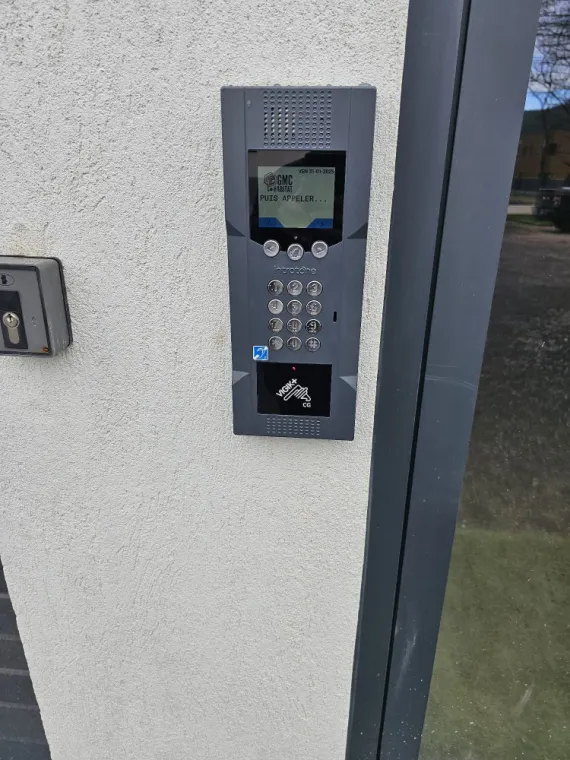 Installation et mise en service de 2 platine GSM dans une maison à Carnoules, Toulon, GMC HABITAT