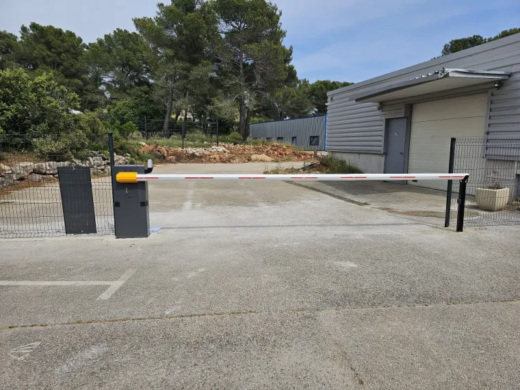 Mise en place et paramétrage d'une barrière levante pour professionnel à Signes