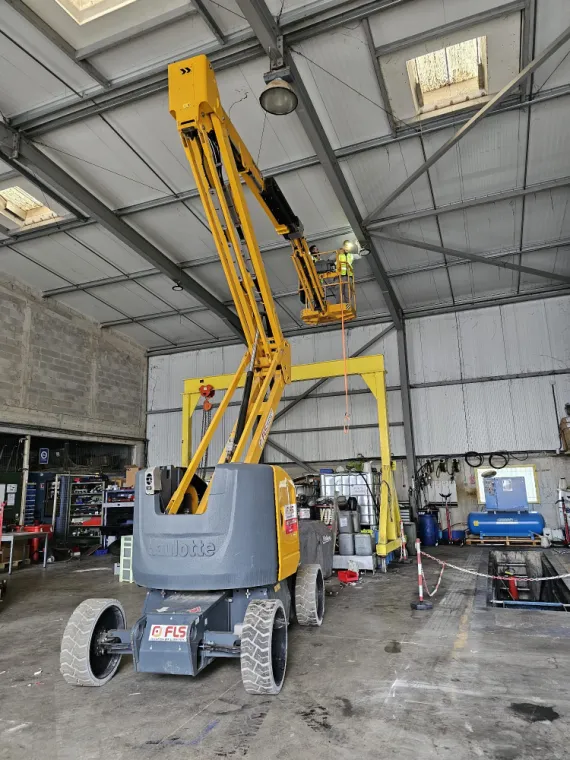 Remplacement en hauteur de luminaires de hangars avec nacelle professionnelle à La Seyne sur Mer, Toulon, GMC HABITAT