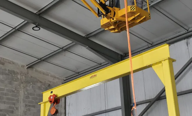 Remplacement en hauteur de luminaires de hangars avec nacelle professionnelle à La Seyne sur Mer, Toulon, GMC HABITAT
