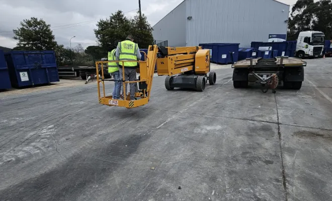 Remplacement en hauteur de luminaires de hangars avec nacelle professionnelle à La Seyne sur Mer, Toulon, GMC HABITAT