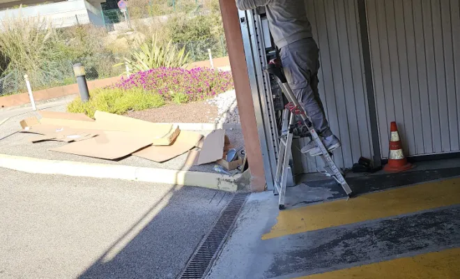 Installation et motorisation d'une porte de garage collective à La Garde, Toulon, GMC HABITAT
